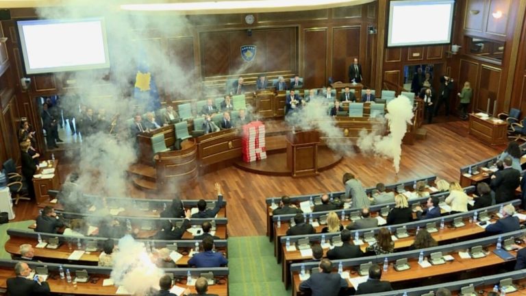 Xhelal Sveçla shpallet fajtor për gazin lotsjellës në Kuvendin e Kosovës në 2018