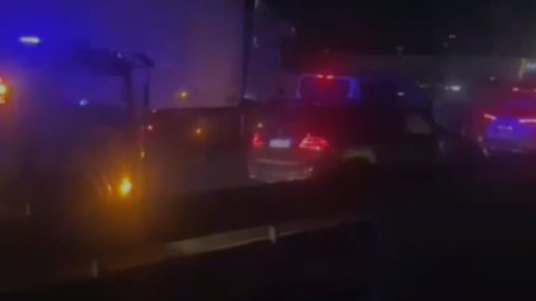 Aksident i trefishtë te mbikalimi i Rinasit, përmbyset një “Benz” dhe rëndohet trafiku