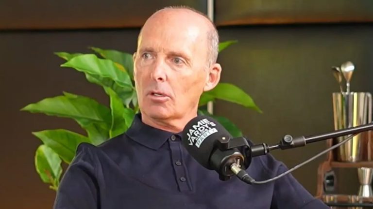 Mike Dean ndez debat në Premier League: pranon se linte lojën pa bilbil deri në 25 minuta