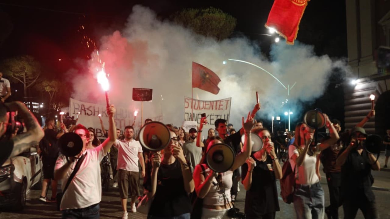 Protesta e 95-të para Kryeministrisë, tubuesit marshojnë te Blloku i Sigurisë