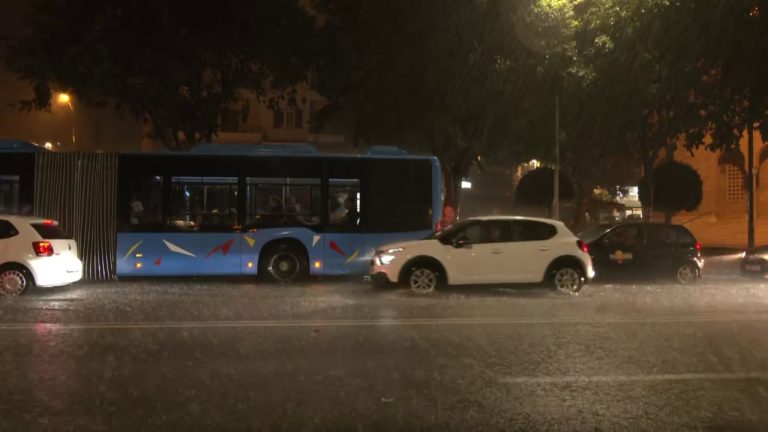 Stuhi e fortë në Selanik, rrugët përmbyten dhe trafiku paralizohet në disa zona