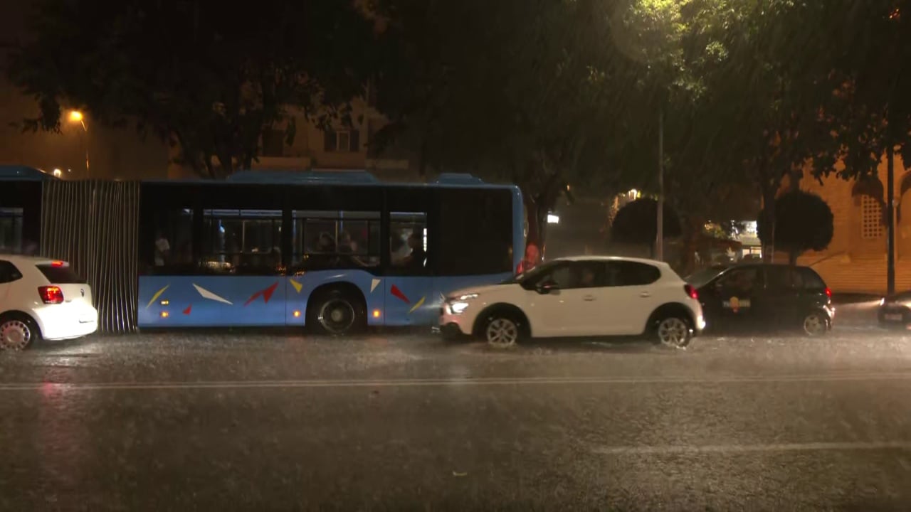 Stuhi e fortë në Selanik, rrugët përmbyten dhe trafiku paralizohet në disa zona