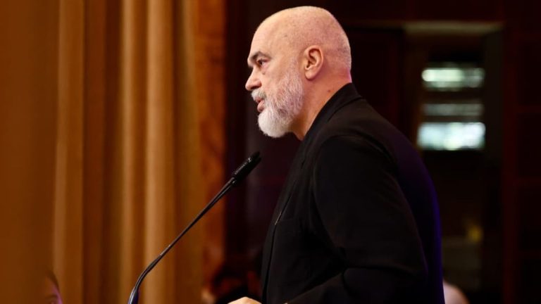 “Po qesh?” Rama tensionon mbledhjen e PS: “Kanë ardhur kohë të këqija”