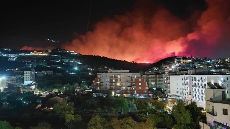 Zjarri ne Himare del jashte kontrollit, nis evakuimi i banoreve dhe turisteve