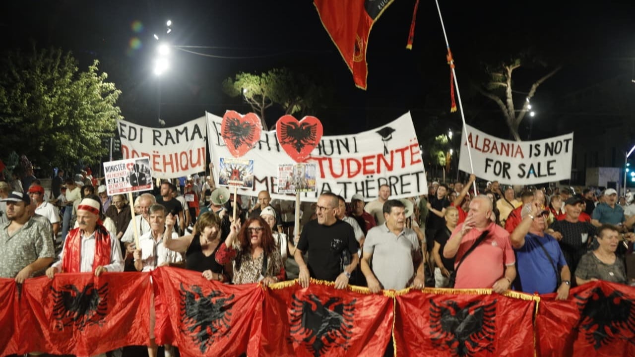 Dita e 97-të e protestës në Tiranë, marshim dhe thirrje për përshkallëzim paqësor