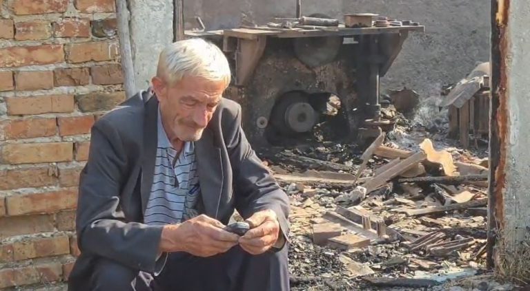 “Ku të vete unë?”/ I moshuari në Fier pret komisionin mes shtëpisë së djegur