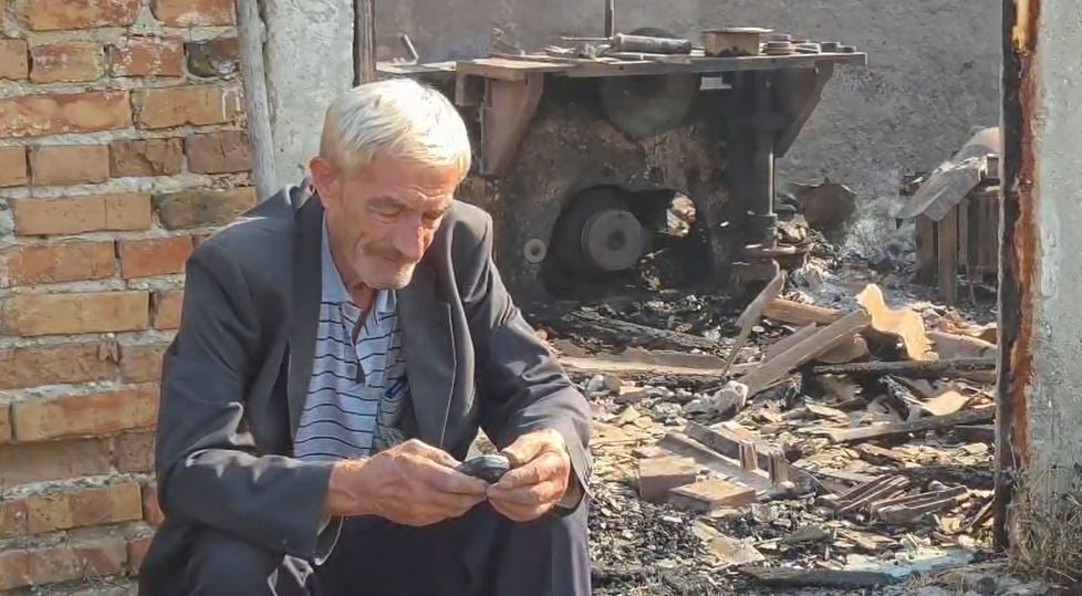 “Ku të vete unë?”/ I moshuari në Fier pret komisionin mes shtëpisë së djegur