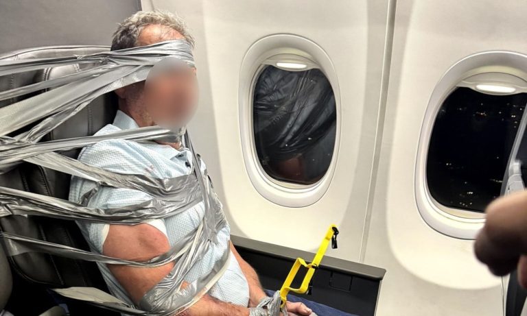 Panik në avionin American Airlines, 67-vjeçari lidhet në sedilje pas devijimit emergjent