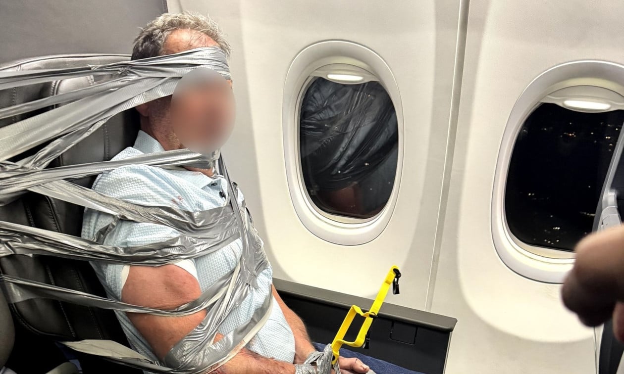 Panik në avionin American Airlines, 67-vjeçari lidhet në sedilje pas devijimit emergjent