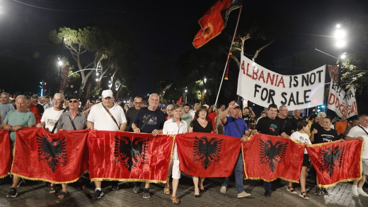 Protesta e 98-të para Kryeministrisë, paralajmërohet tubim te Parlamenti me vezë e domate