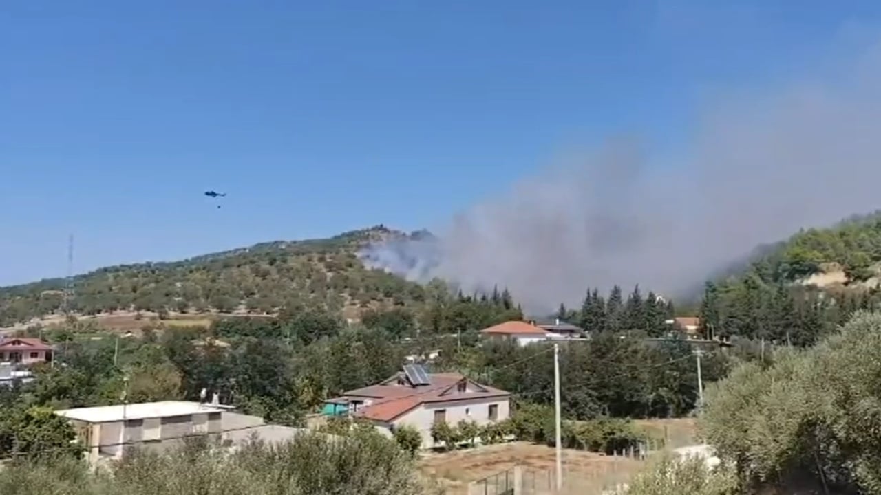 Zjarr në Fier, flakët në Frakull të Madhe afrohen pranë banesave në lagjen e Kishës