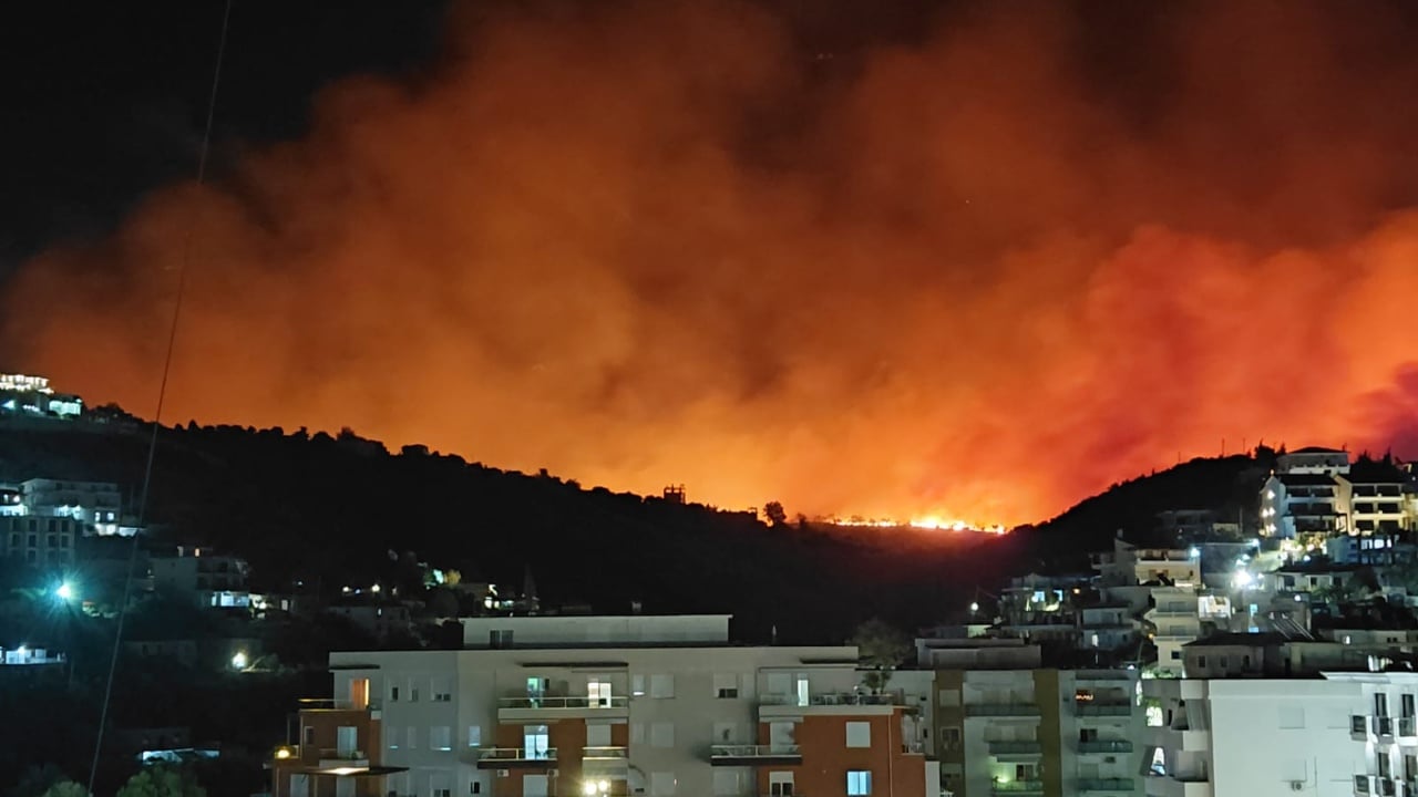 Zjarri në Himarë del jashtë kontrollit, digjet një banesë dhe rrezikohen 40 shtëpi