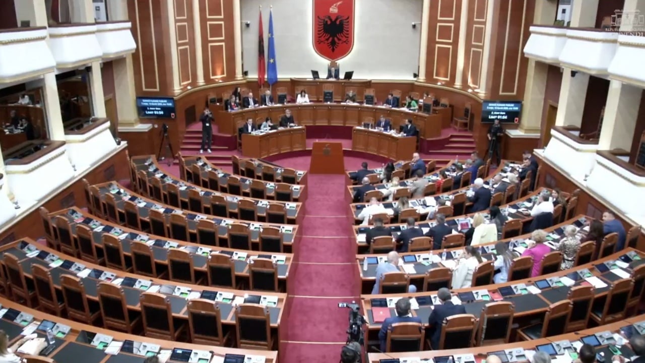Kuvendi hap sesionin me përplasje për hartën territoriale, PD paralajmëron Kushtetuese