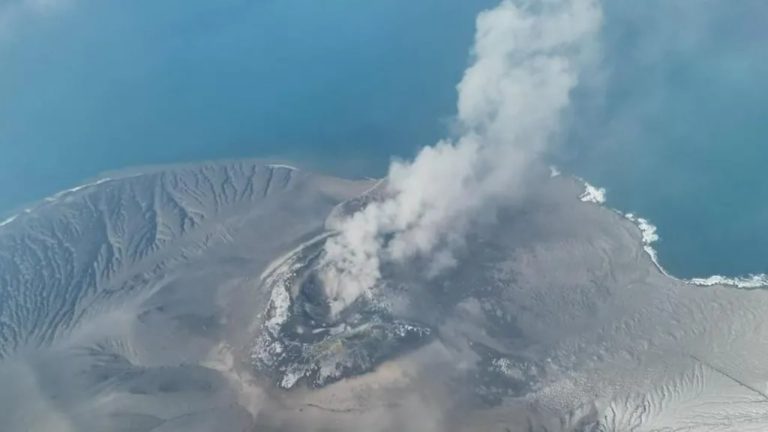 Shpërthen Anak Krakatau në Indonezi, 209 fluturime pezullohen dhe mijëra mbeten në pritje