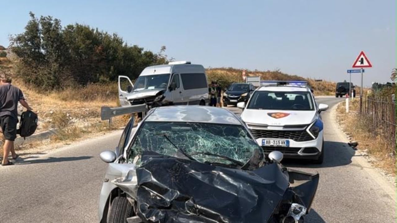 Aksident në Selenicë, përplasen makinë dhe furgon pasagjerësh: 6 të lënduar
