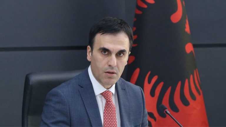 Përplasja për pagat e magjistratëve, Olsian Çela thërret mbledhje urgjente në Tiranë