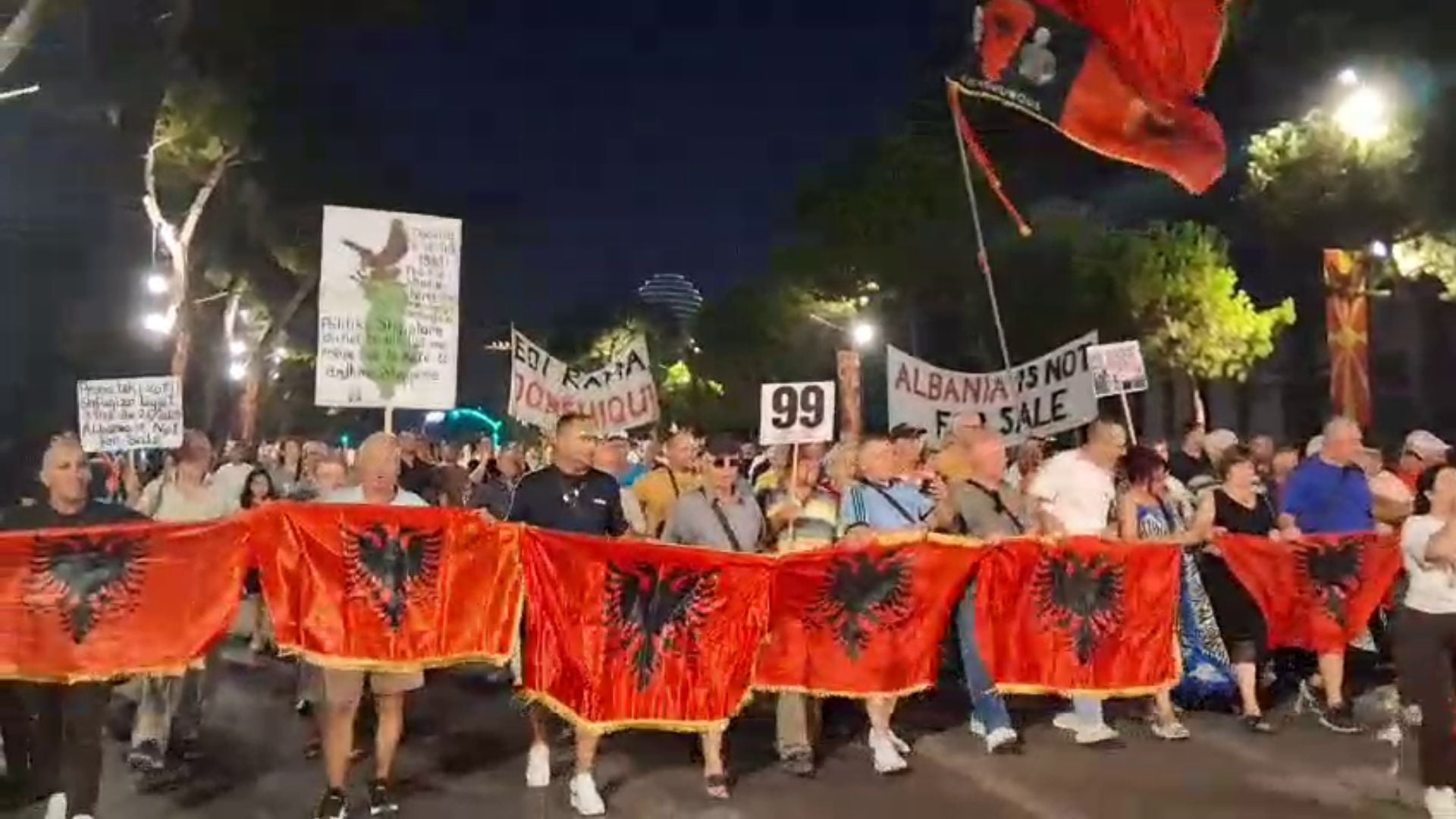 Protesta e 99-të në Tiranë, marshim drejt Kryeministrisë dhe thirrje për tubim te Parlamenti