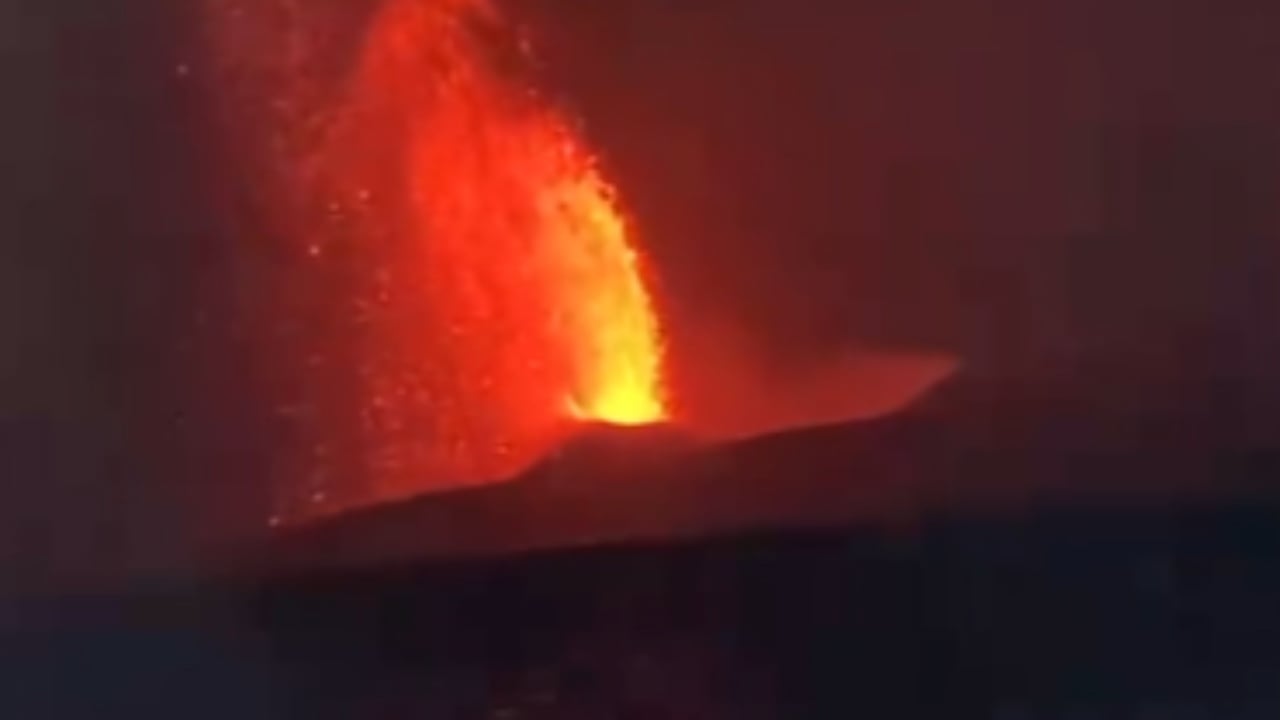 Shpërthimi i Anak Krakatau paralizon fluturimet në Indonezi, mbi 2 mijë anulime