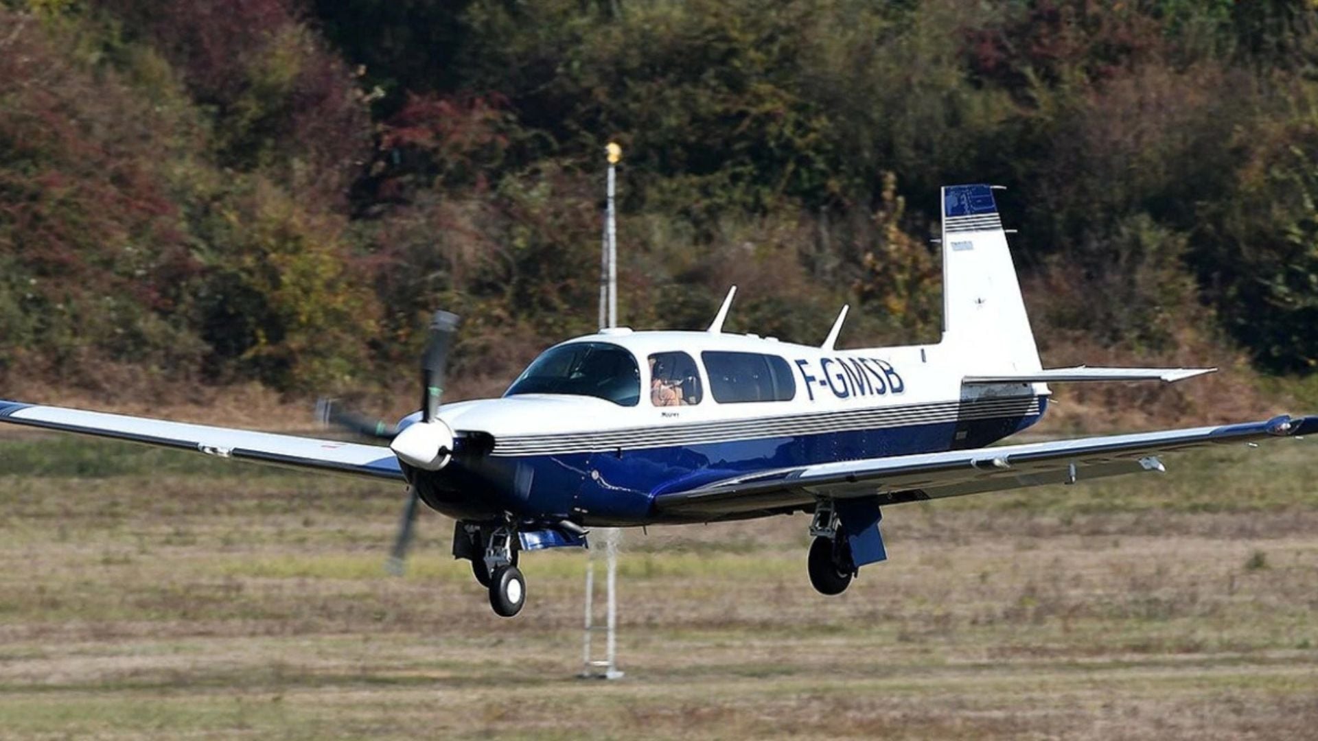 Aeroplan i vogël rrëzohet në Florida, vdes piloti pranë aeroportit në Titusville