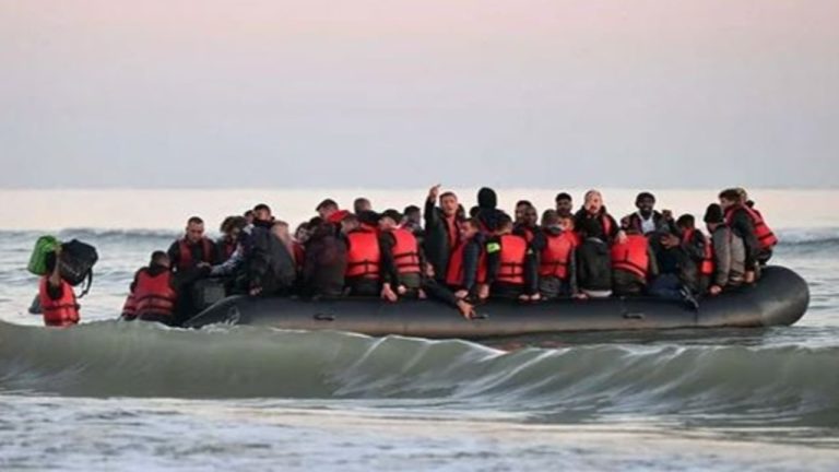Angli, e djathta ekstreme bllokon portet: pengohet zbarkimi i 140 emigrantëve në Portsmouth