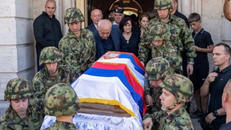 BE reagon pas nderimeve ushtarake për Mlladiçin: glorifikim shokues i një krimineli lufte