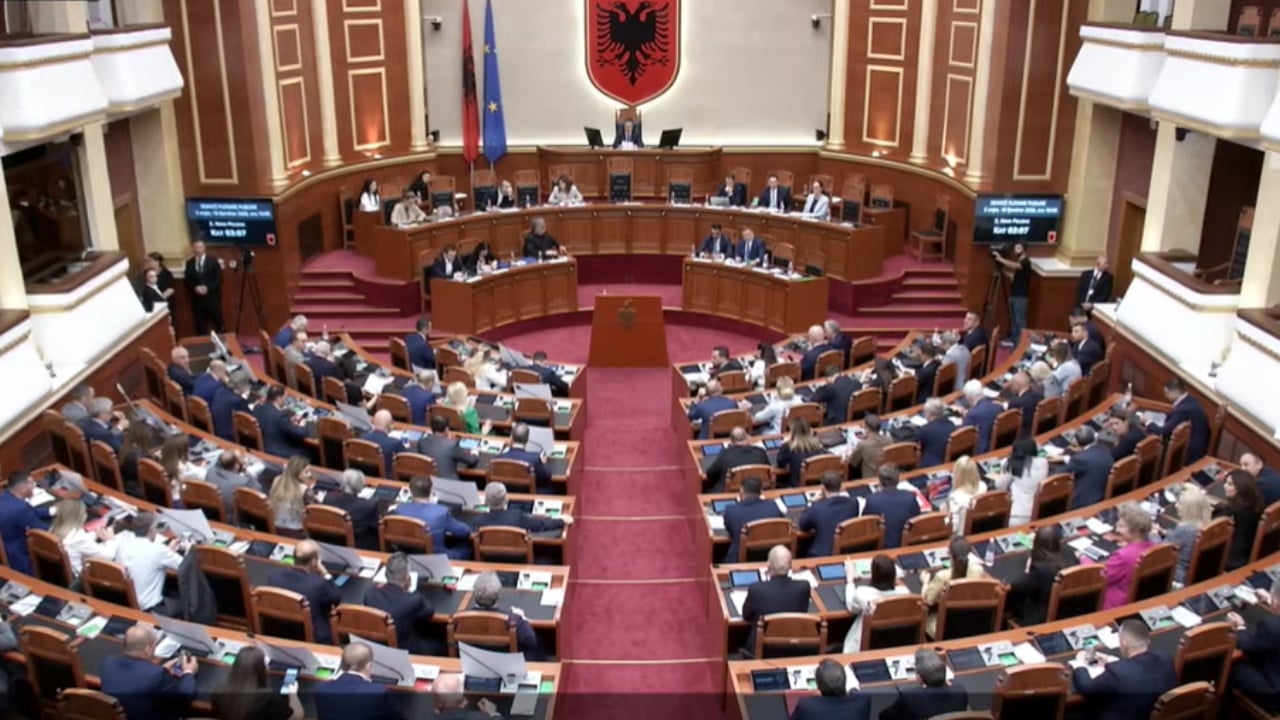 Kuvendi hap sot sesionin e ri: betimi i ministres, protesta jashtë dhe reforma territoriale