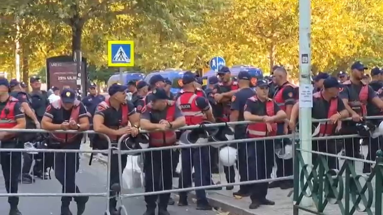 Kuvendi rikthehet mes protestës, Policia mbyll hyrjet drejt Parlamentit në Tiranë