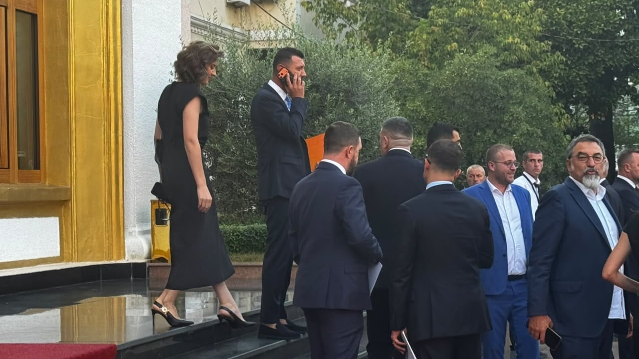 Mbyllet seanca në Kuvend, protestuesit u dalin përpara deputetëve me thirrjen “Ju erdhi fundi”