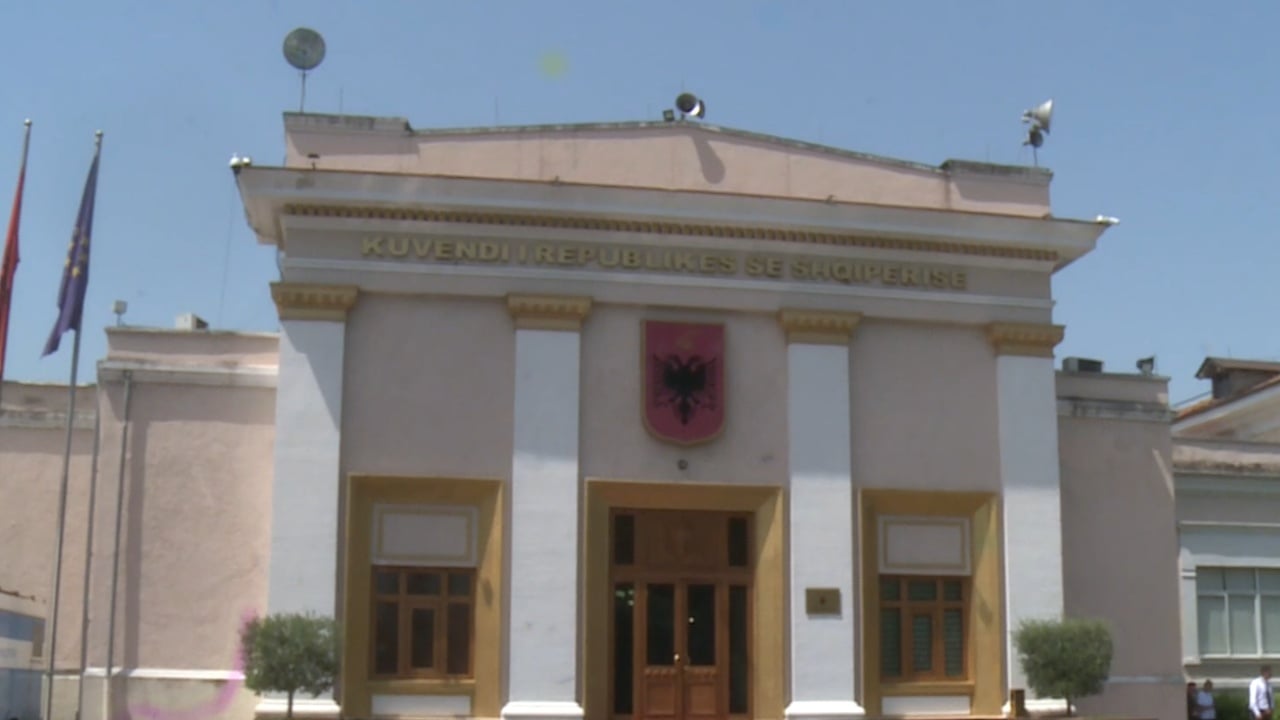 Pagat e magjistratëve ndezin sesionin e ri: përplasje në Kuvend, votimi më 17 shtator