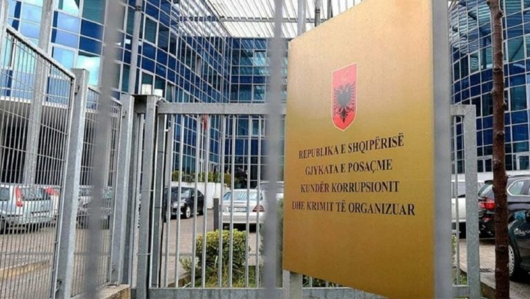 Përplasja me GJKKO-n, avokatët bojkotojnë seancat pas ndalimit të telefonave