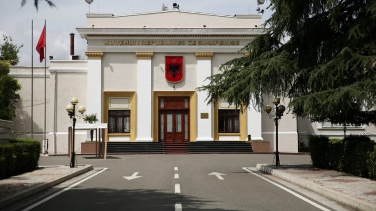 Përplasje për pagat në drejtësi, opozita akuzon Kuvendin për shkelje të Kushtetutës