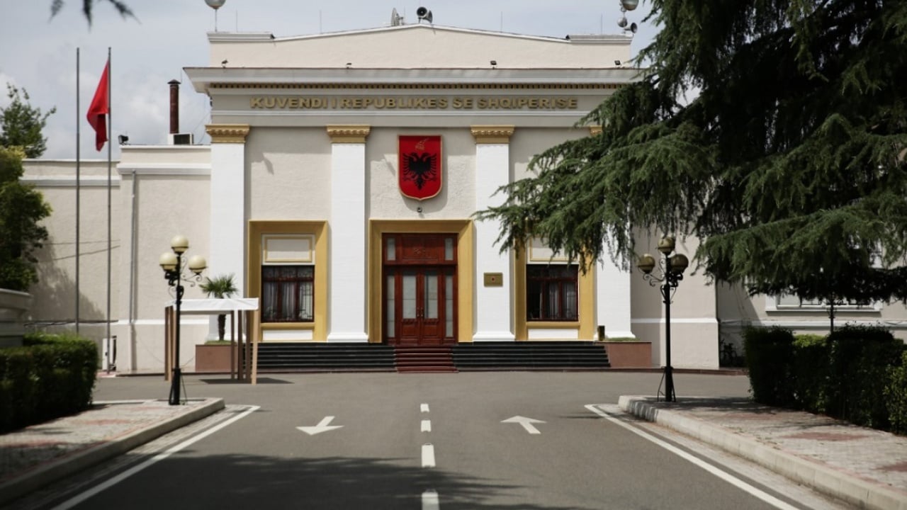 Përplasje për pagat në drejtësi, opozita akuzon Kuvendin për shkelje të Kushtetutës