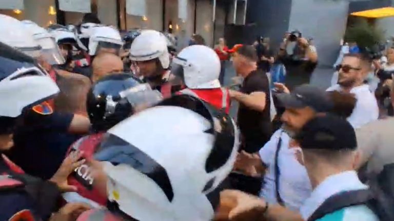 Protestë dhe bllokime rrugësh në kryeqytet, policia ndërhyn dhe shoqëron disa tubues