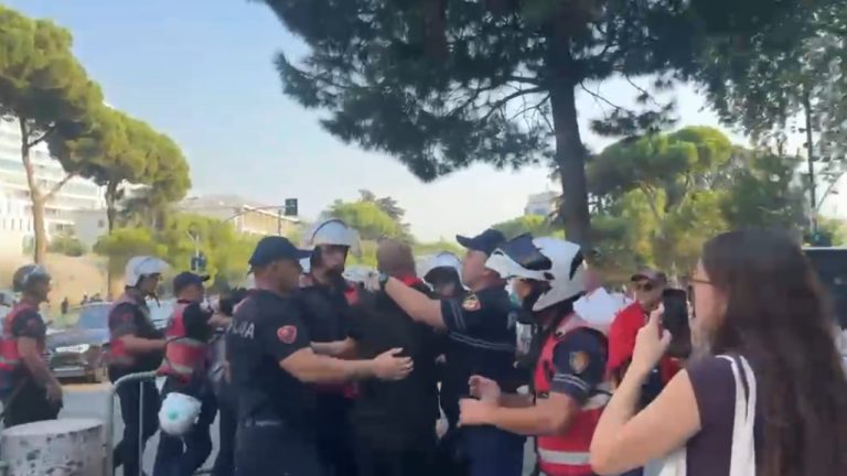 Tensione te Parlamenti, policia shoqeron dy protestues pas perplasjes te hyrjet