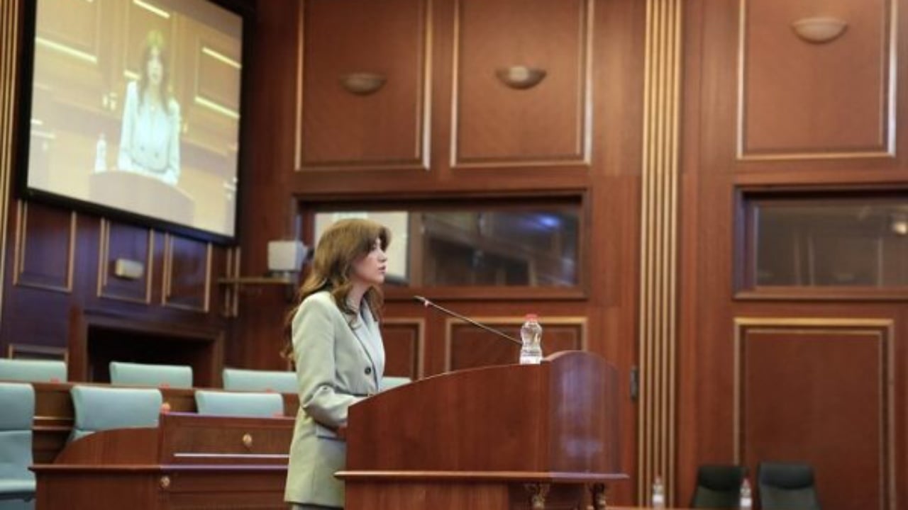 Albulena Haxhiu zgjidhet kryetare e Kuvendit të Kosovës me 62 vota pro