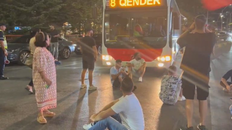 Protesta bllokon disa akse në Tiranë, protestuesit ndalojnë edhe autobusin te Rruga e Elbasanit