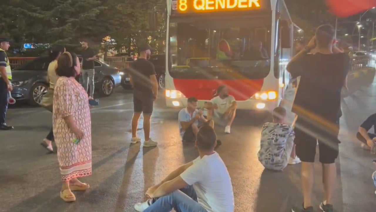 Protesta bllokon disa akse në Tiranë, protestuesit ndalojnë edhe autobusin te Rruga e Elbasanit
