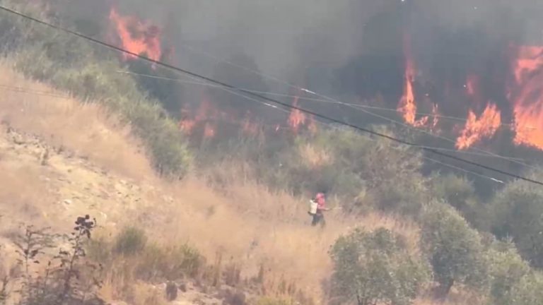 Zjarri në Bagos të Kavajës i afrohet banesave, kërkohet ndërhyrje nga ajri