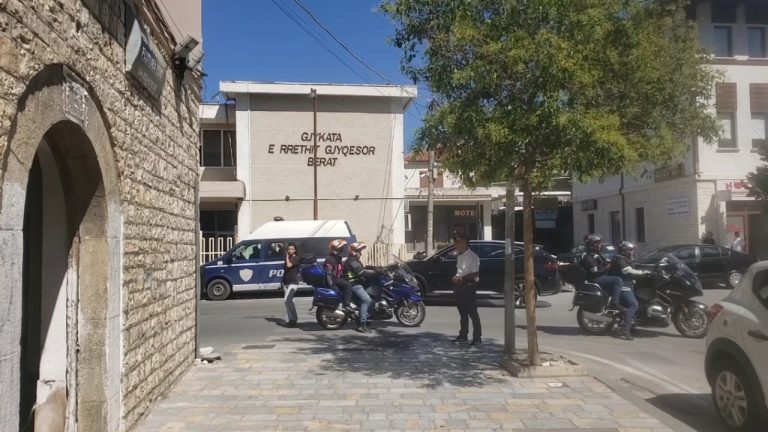 Ngërçi i pagave prek edhe Gjykatën e Beratit, bojkot në administratë dhe seanca të kufizuara