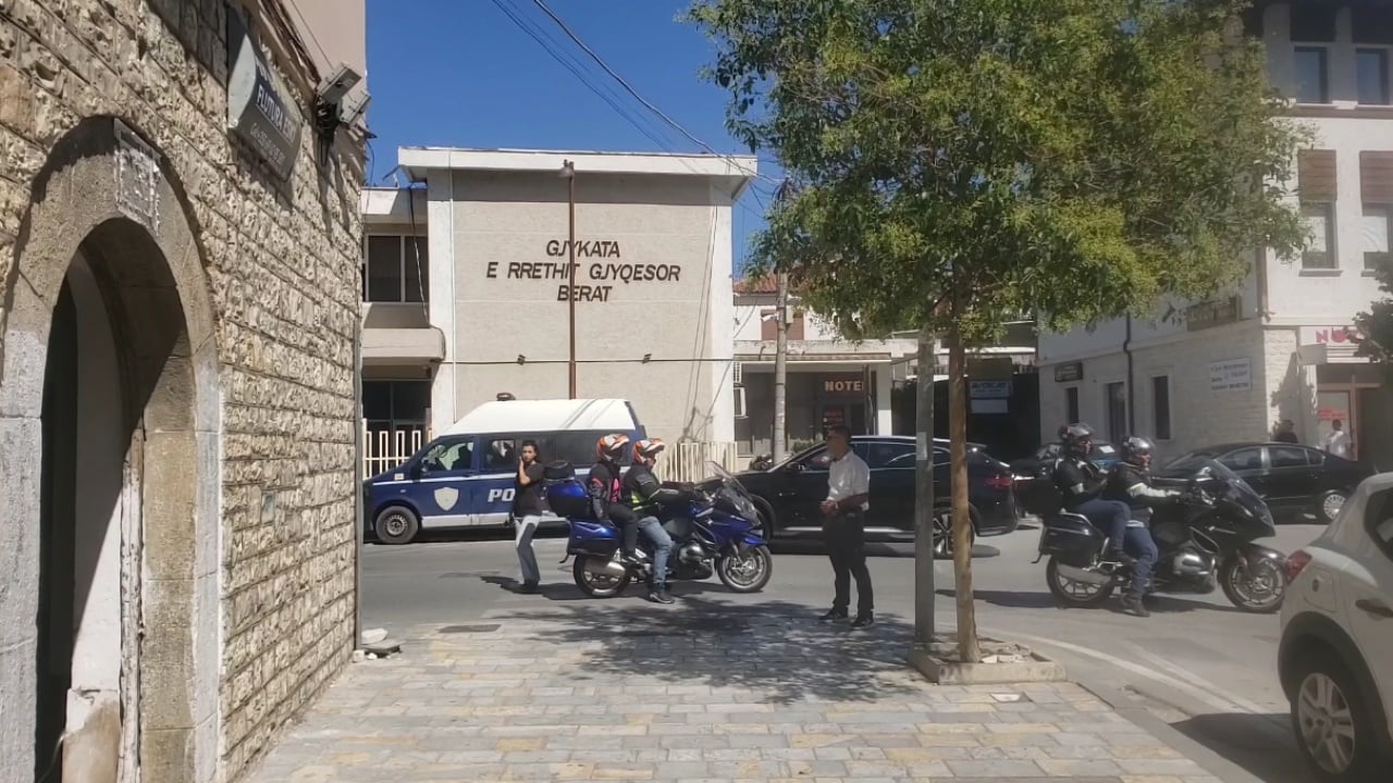 Ngërçi i pagave prek edhe Gjykatën e Beratit, bojkot në administratë dhe seanca të kufizuara