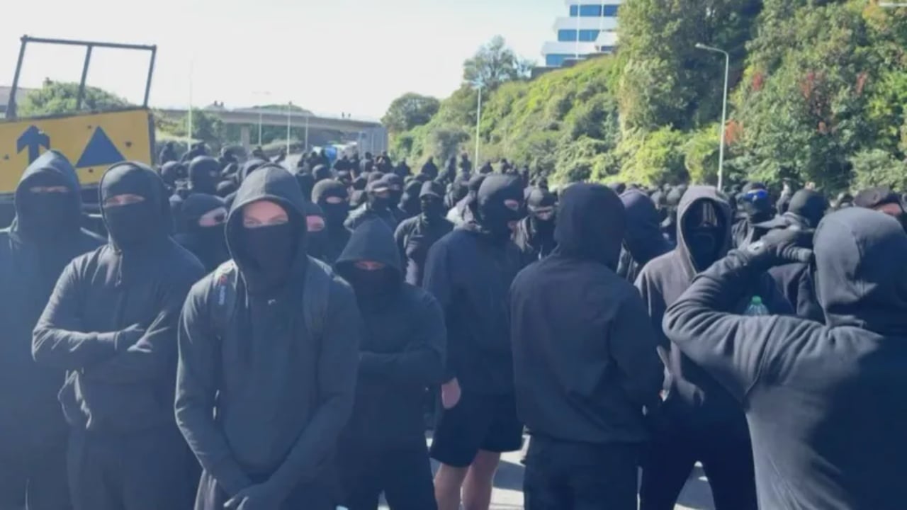 Britani, protestat anti-emigracion ndryshojnë formë: maskime, kamionë dhe bllokime