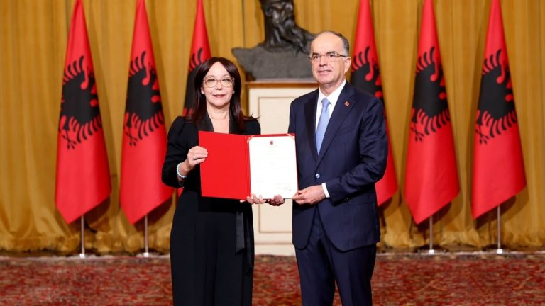 Klodiana Spahiu betohet ministre e Shëndetësisë, hyn menjëherë në mbledhjen e qeverisë