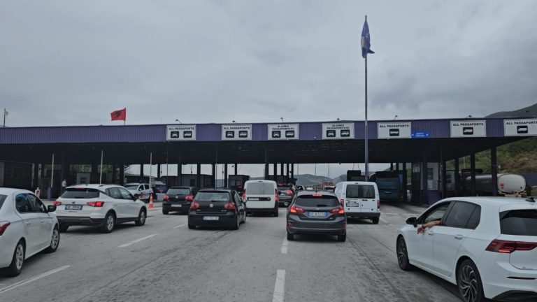 Marshi në Prishtinë për ish-drejtuesit e UÇK-së, qytetarë nga Shqipëria dhe diaspora nisen drejt Kosovës