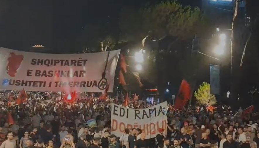 Protesta e 105-të në Tiranë, diaspora i bashkohet tubimit me thirrje për dorëheqjen e qeverisë