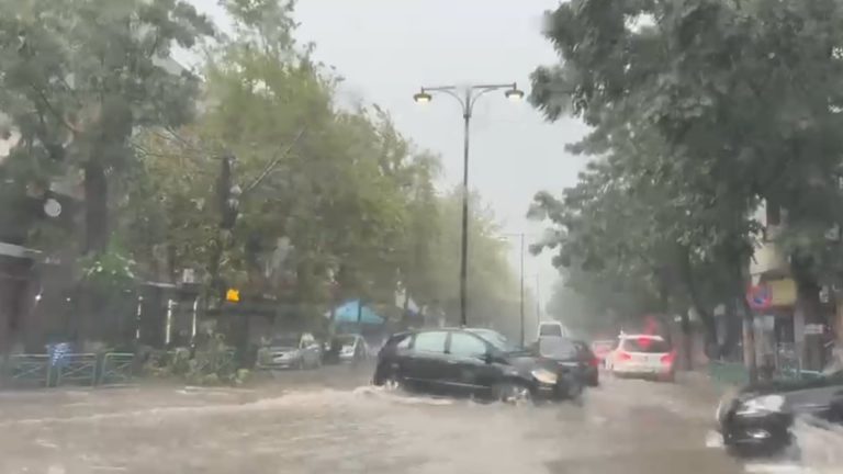 Shiu bllokon rrugët në Elbasan, 30 minuta reshje nxjerrin sërish në pah problemet me kanalizimet