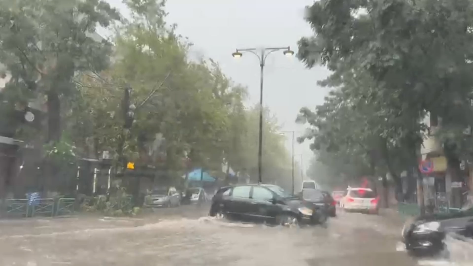 Shiu bllokon rrugët në Elbasan, 30 minuta reshje nxjerrin sërish në pah problemet me kanalizimet