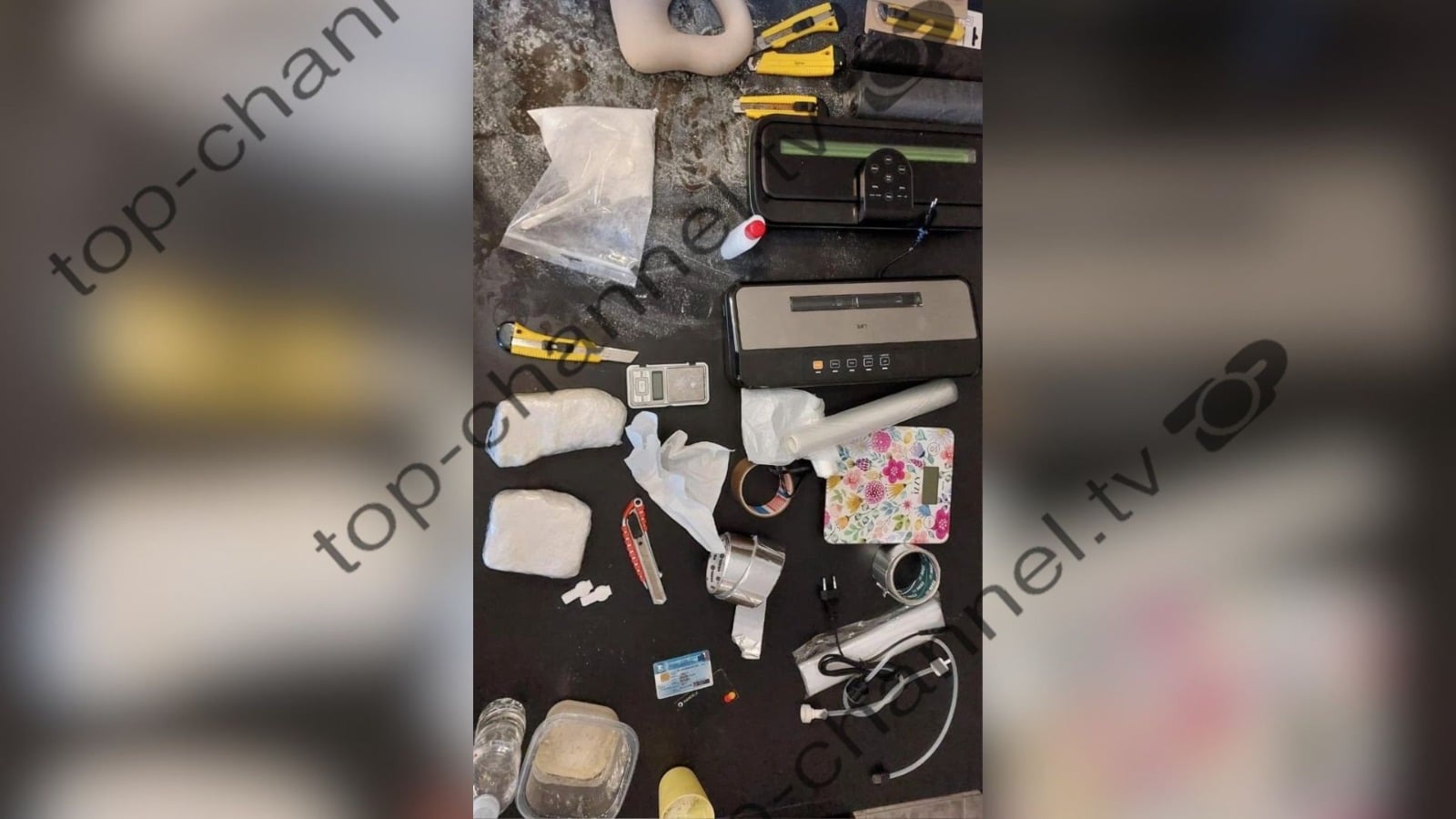Shqiptari i kërkuar për vrasje kapet në Greqi, 2 kg kokainë dhe armë në vilën në Marathona