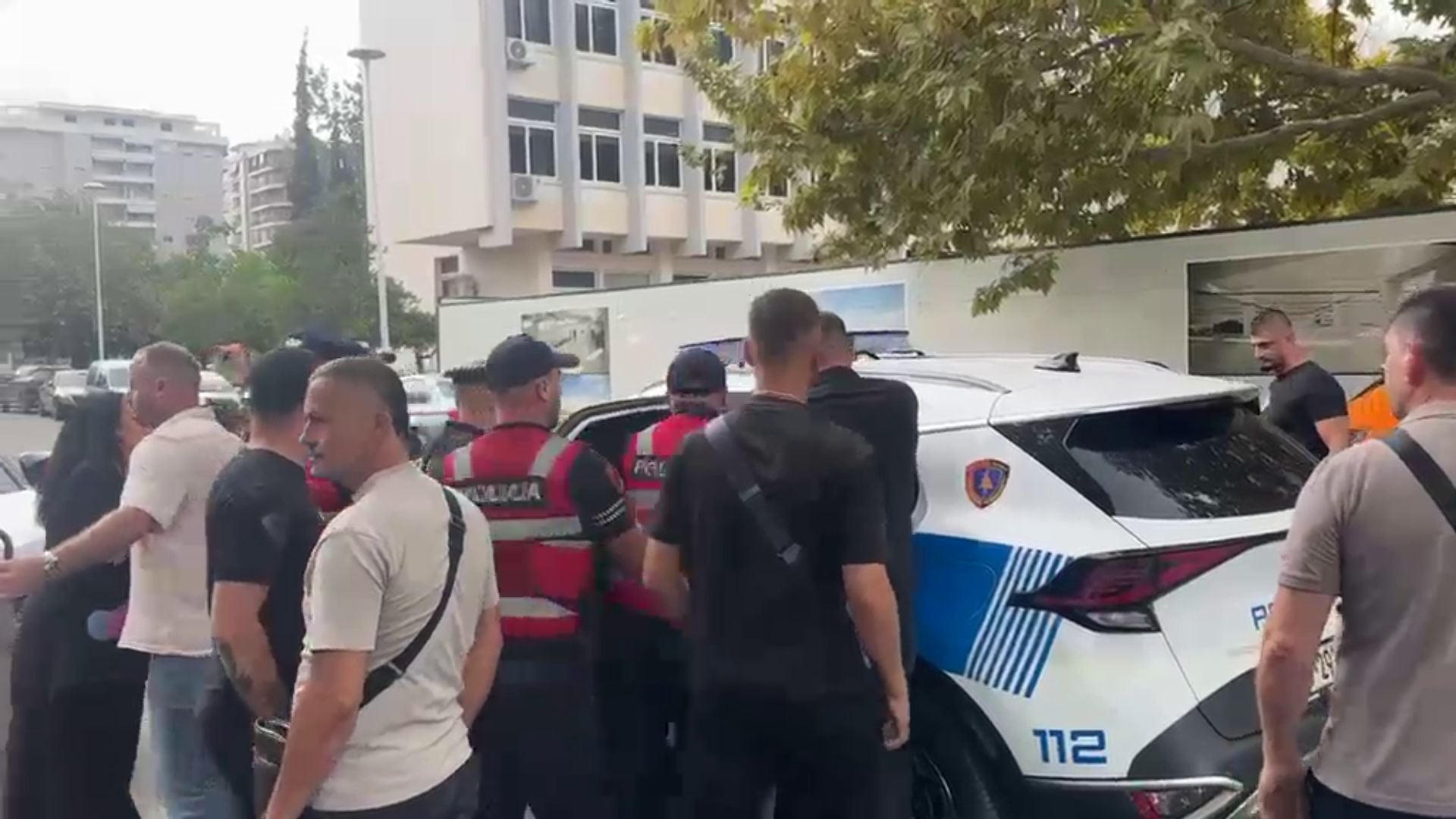 Vlorë, policia shoqëron Baki Goxhajn dhe 3 të tjerë teksa prisnin protestën pas takimit të Ramës