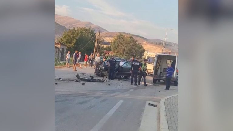 Aksident në aksin Kuçovë-Berat, përplasen dy automjete dhe plagosen dy persona