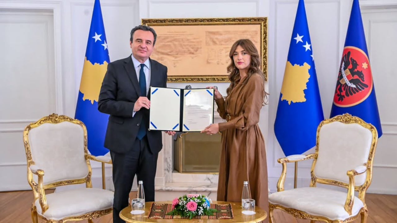 Albulena Haxhiu mandaton Albin Kurtin për qeverinë e re të Kosovës